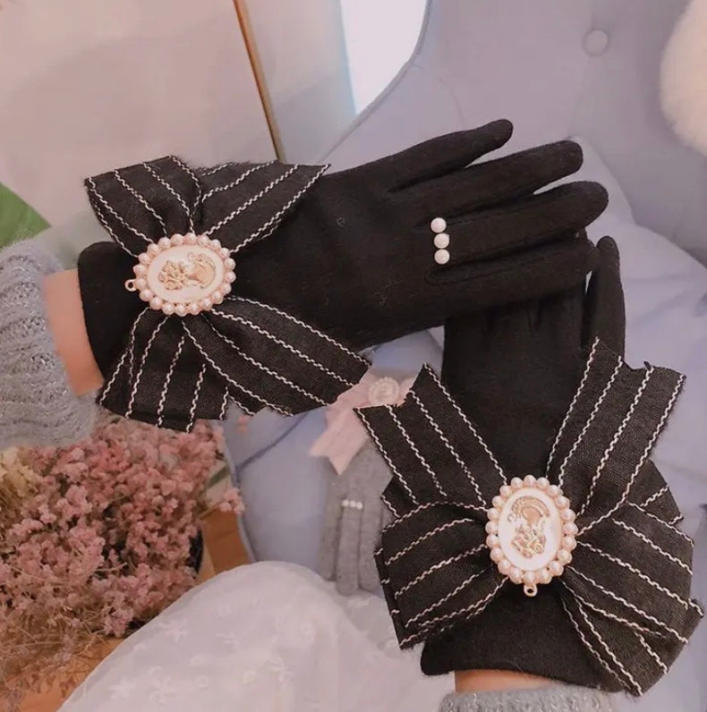 Vintage style gloves