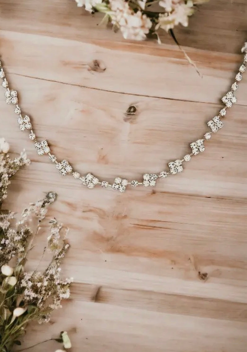 Single aligned gem necklace