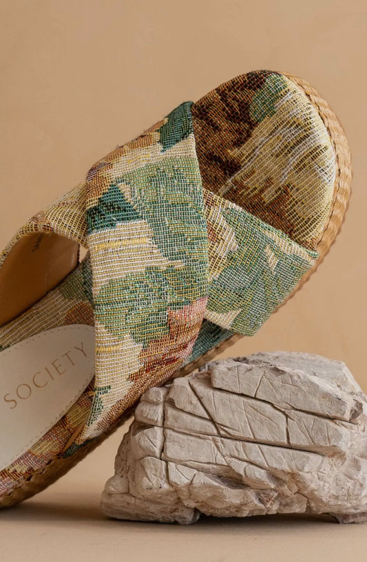 Raffia platform